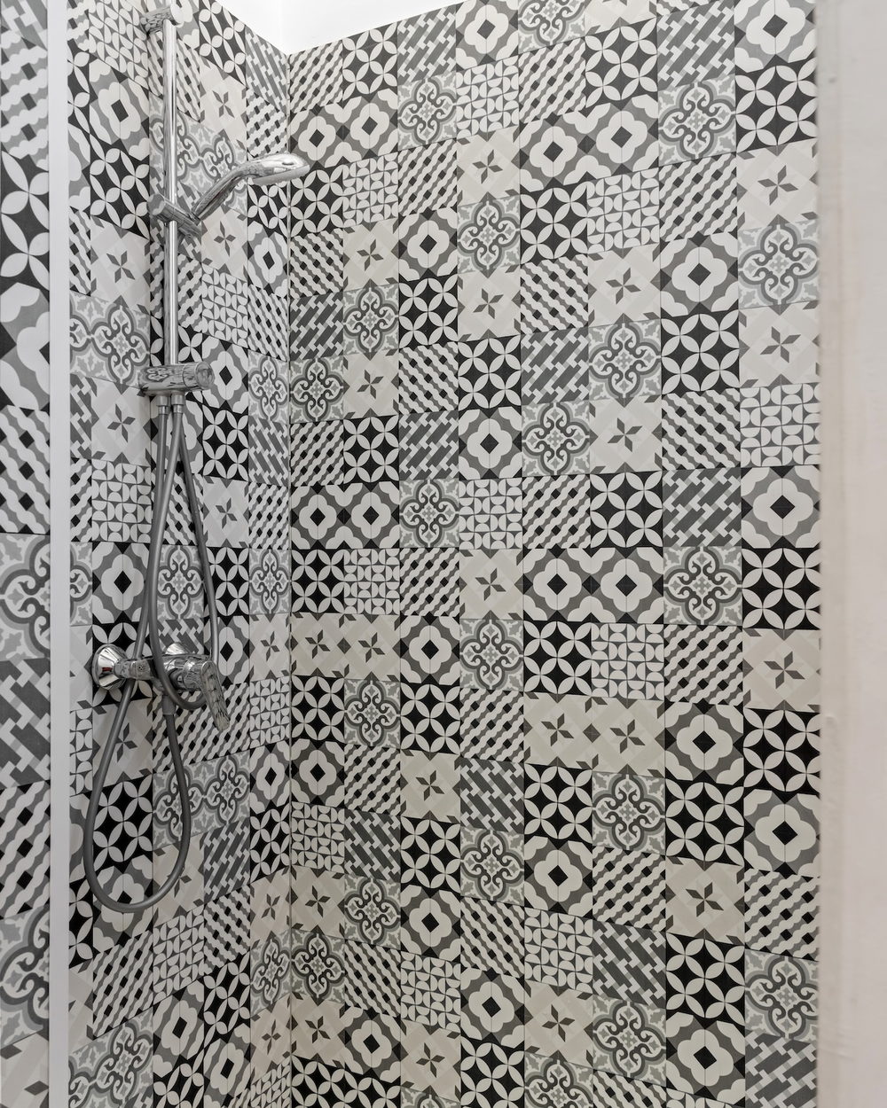 Shower with patterned tiles